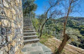 A stone staircase leading up a hill, surrounded by trees and a view of a hilly landscape. - 1 bedroom stunning apartment in Recco (Recco)