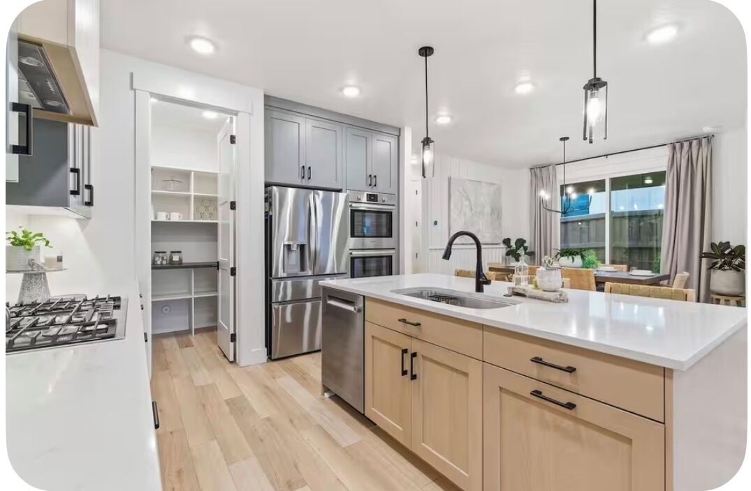 冷蔵庫、電子レンジ、オーブン、コンロ