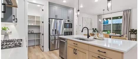 冷蔵庫、電子レンジ、オーブン、コンロ