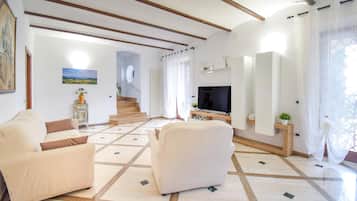 Smart TV, caminetto, tavolo da calcetto