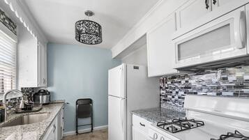 Micro-ondas, cooktop, cafeteira/chaleira, torradeira