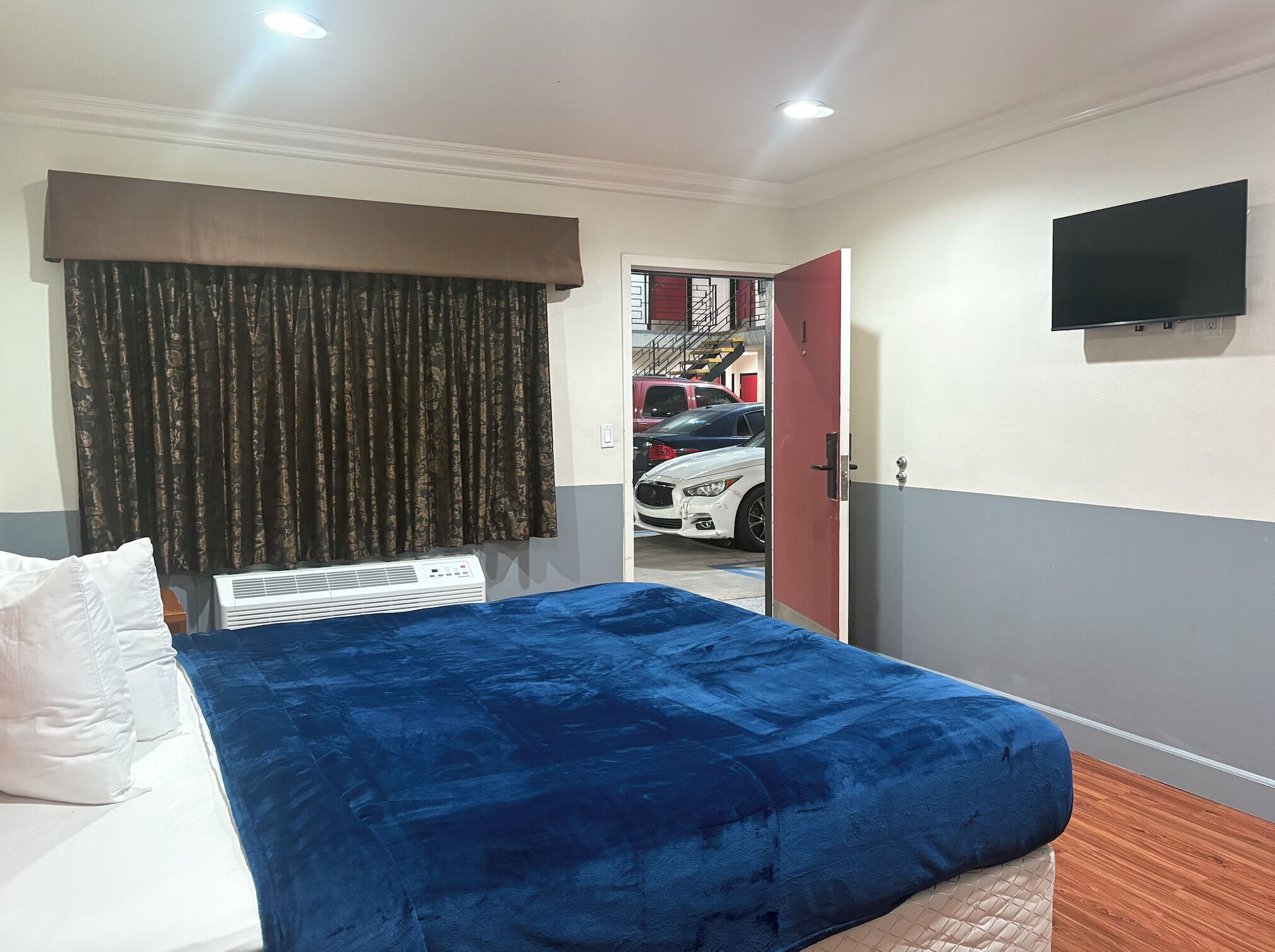 書桌、筆電工作空間、免費無線上網、床單