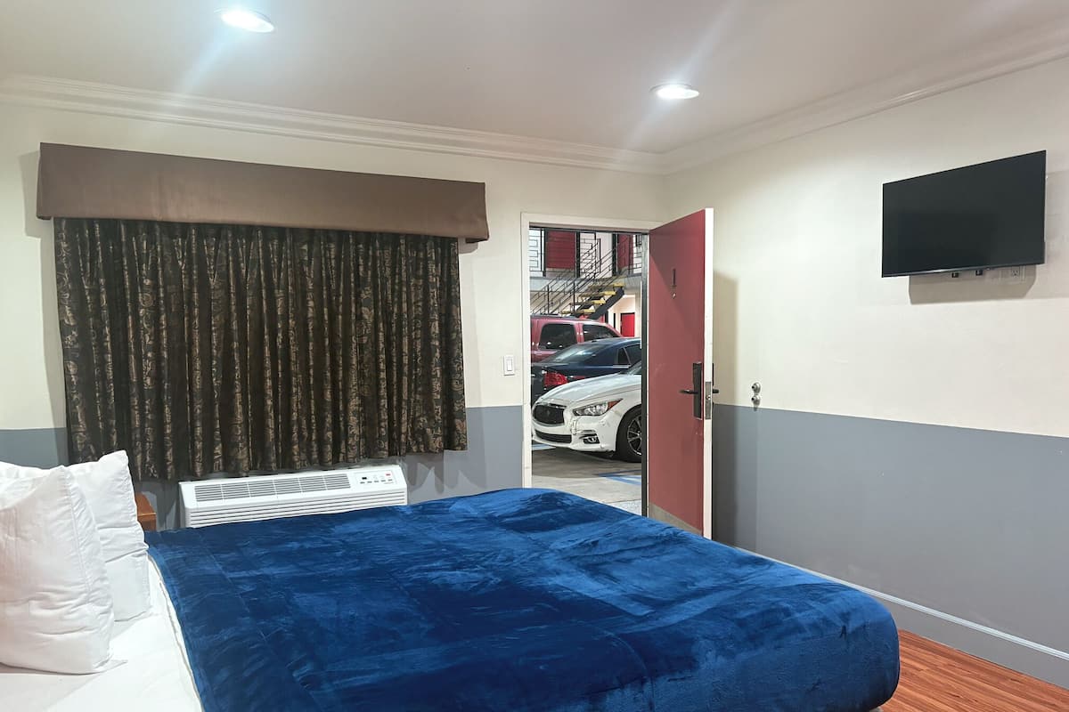 Una scrivania, postazione laptop, Wi-Fi gratuito