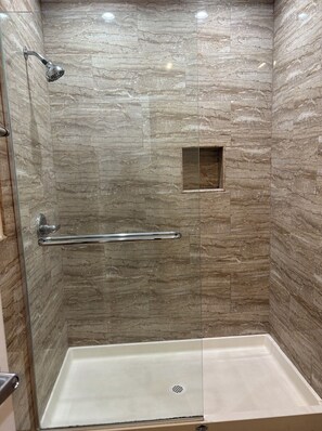 Dusche, Handtücher, Seife, Shampoo