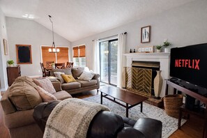 Smart TV, fireplace, books - Relax at this 3-Bedroom Oasis With Private Deck And Hot Tub Inside Rumbling Bald (Lake Lure)