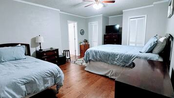 3 slaapkamers, een strijkplank/strijkijzer, wifi, beddengoed