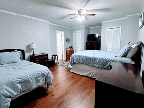 3 slaapkamers, een strijkplank/strijkijzer, wifi, beddengoed