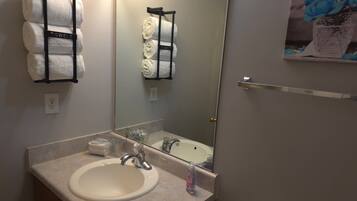 Dusche, Haartrockner, Handtücher, Seife