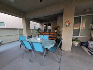 Outdoor dining - Spacious 5-bedroom 3-bath house in NW Fresno (Fresno)