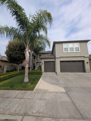 Property grounds - Spacious 5-bedroom 3-bath house in NW Fresno (Fresno)