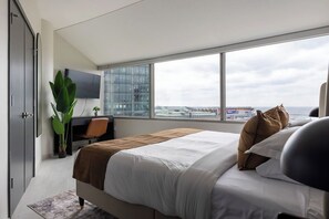 1 habitación, escritorio, tabla de planchar con plancha y cuna de viaje 