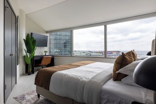 Luxury Downtown King Bed With Views of Lake and Stadium
