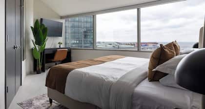 Luxury Downtown King Bed With Views of Lake and Stadium