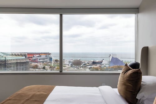 Luxury Downtown King Bed With Views of Lake and Stadium