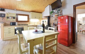 Fridge, stovetop, dishwasher - Nice home in San Giustino (PG) (San Giustino (PG))