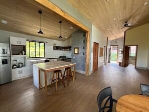 Frigorífico, microondas, placa de cocina y cafetera o tetera