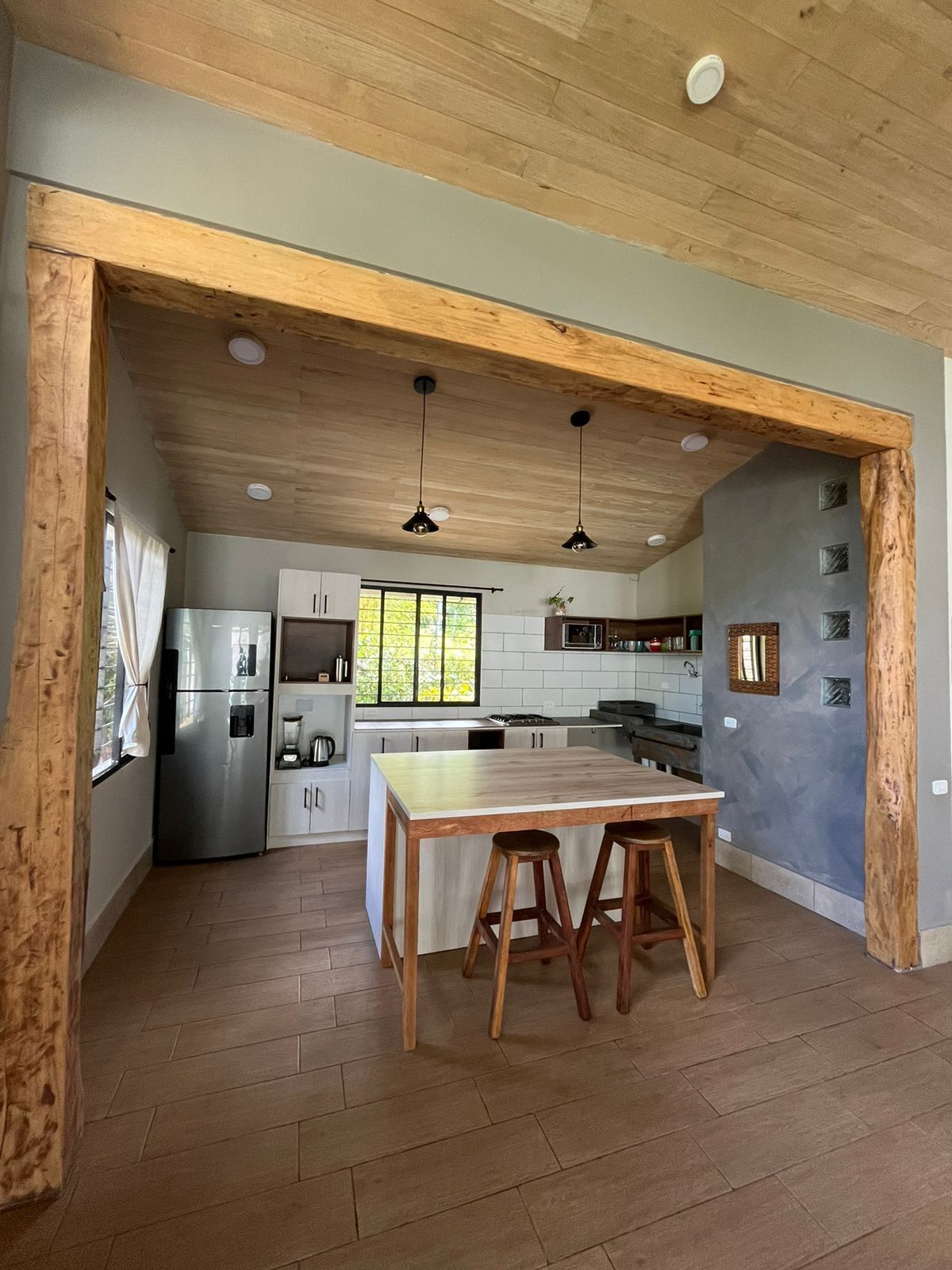 Geladeira, micro-ondas, cooktop, cafeteira/chaleira