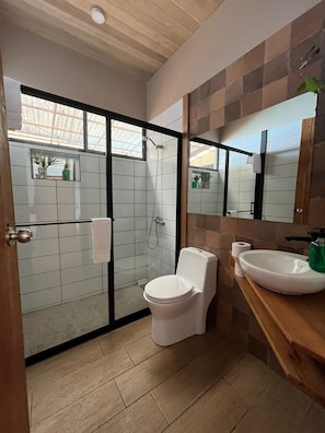 Whirlpool, Handtücher, Seife, Toilettenpapier