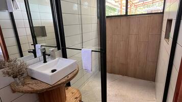 Bañera de hidromasaje, toallas, jabón y papel higiénico