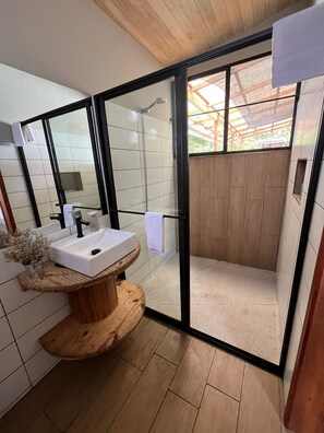 Whirlpool, Handtücher, Seife, Toilettenpapier