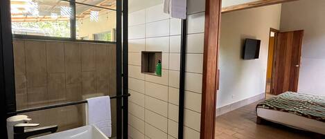 3 عدّة غرف نوم وواي فاي وملاءات أسرّة