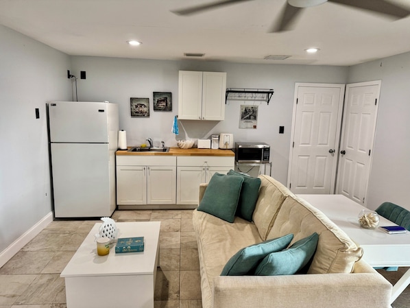 Living area - Location! 1-bedroom apartment, one block from Indian Rocks Beach. (Indian Rocks Beach)