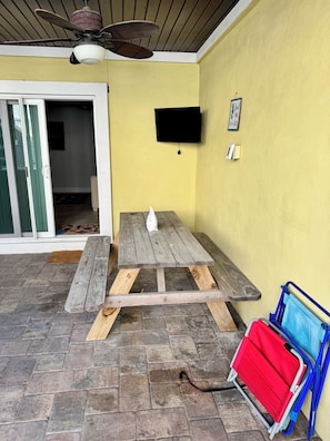 Outdoor dining - Location! 1-bedroom apartment, one block from Indian Rocks Beach. (Indian Rocks Beach)