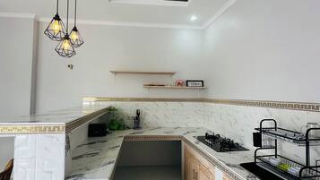 Mikrowelle, Ofen, Herdplatte, Geschirrspüler