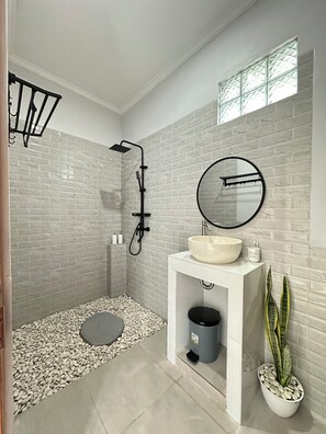 Ducha, secador de pelo, bidé y toallas