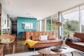 Smart TV, chimenea, estéreo y impresora