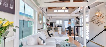 Absolutely Adorable 2-bedroom house boat in Deep Water with Amazing Bay View!