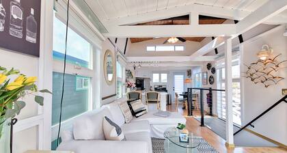 Absolutely Adorable 2-bedroom house boat in Deep Water with Amazing Bay View!