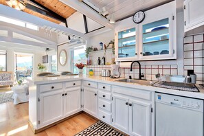 Mikroaaltouuni, uuni, liesi, astianpesukone