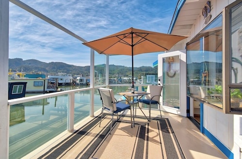 Absolutely Adorable 2-bedroom house boat in Deep Water with Amazing Bay View!