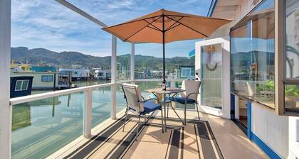 Absolutely Adorable 2-bedroom house boat in Deep Water with Amazing Bay View!