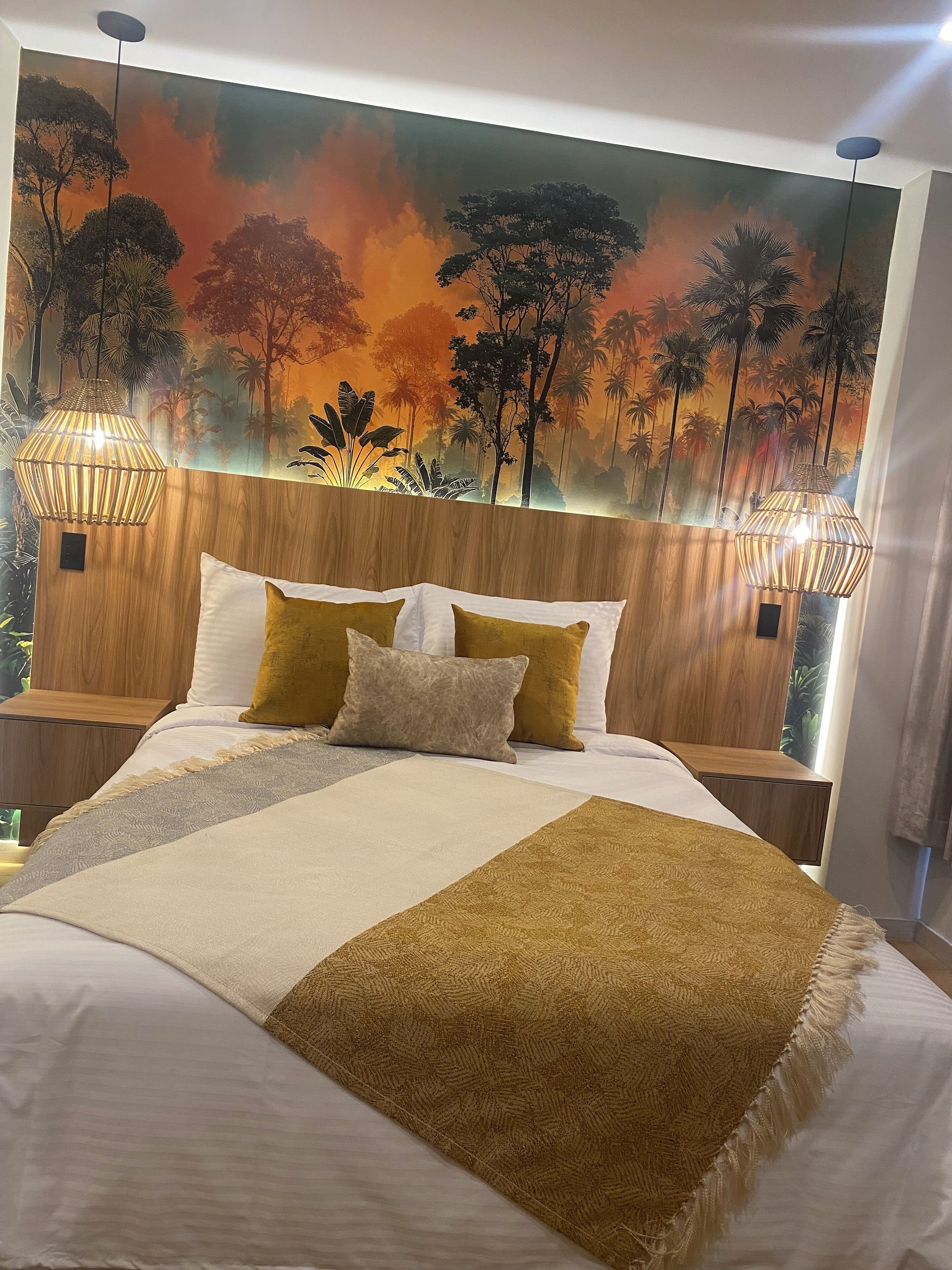 Habitación de lujo con 1 cama doble o 2 individuales, vistas a la ciudad | Ropa de cama de alta calidad y edredones de plumas