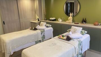 Couples treatment room(s), sauna, hot tub, steam room