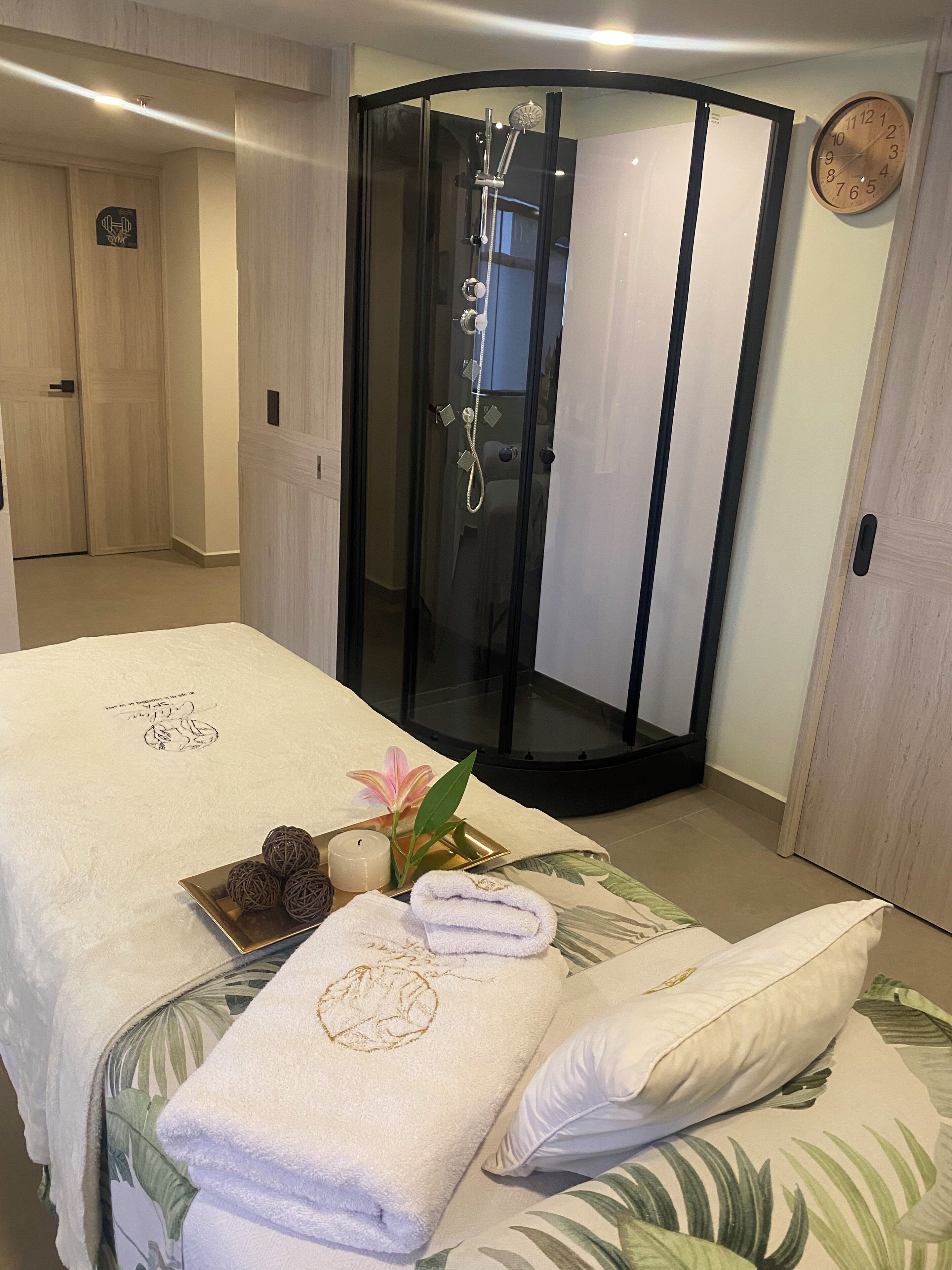 Couples treatment room(s), sauna, hot tub, steam room