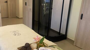 Couples treatment room(s), sauna, hot tub, steam room