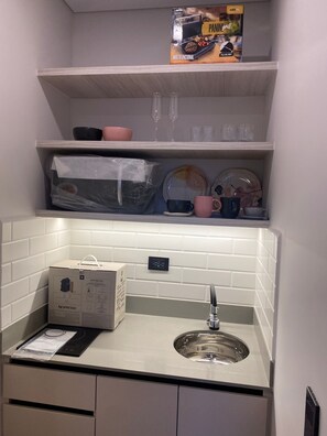 Frigorífico pequeño, microondas, horno y placa de cocina