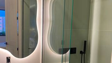 Shower, pengering rambut, handuk, dan sabun