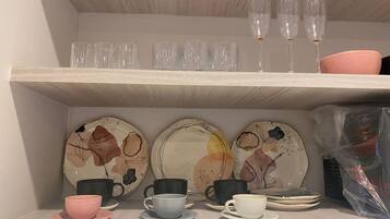 Mini-Kühlschrank, Mikrowelle, Ofen, Herdplatte