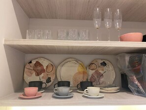 Een mini-koelkast, een magnetron, een oven, een kookplaat