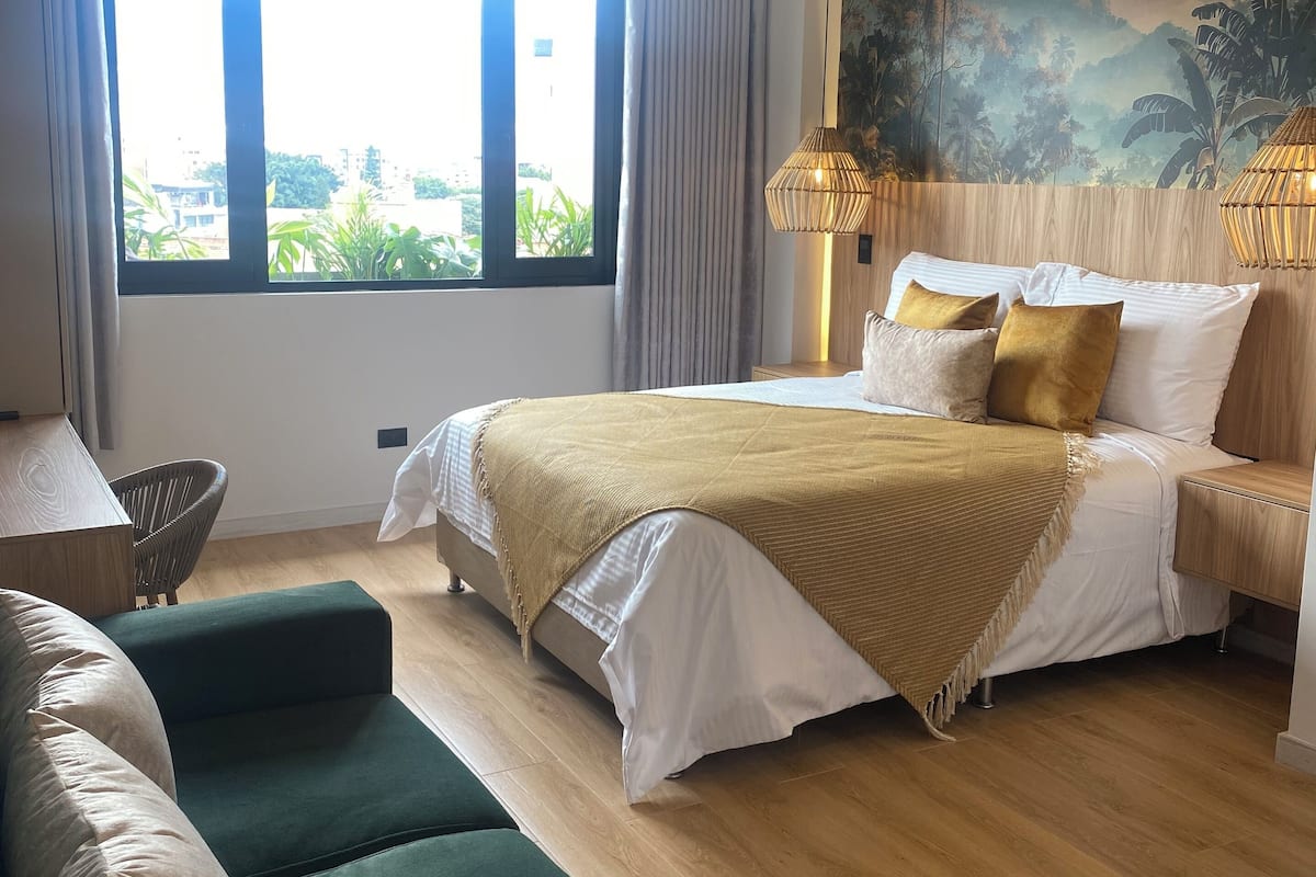 Bàn, khu vực làm việc phù hợp cho laptop, màn/rèm cản sáng