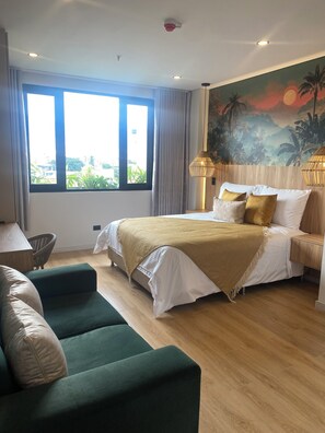 Bàn, khu vực làm việc phù hợp cho laptop, màn/rèm cản sáng 