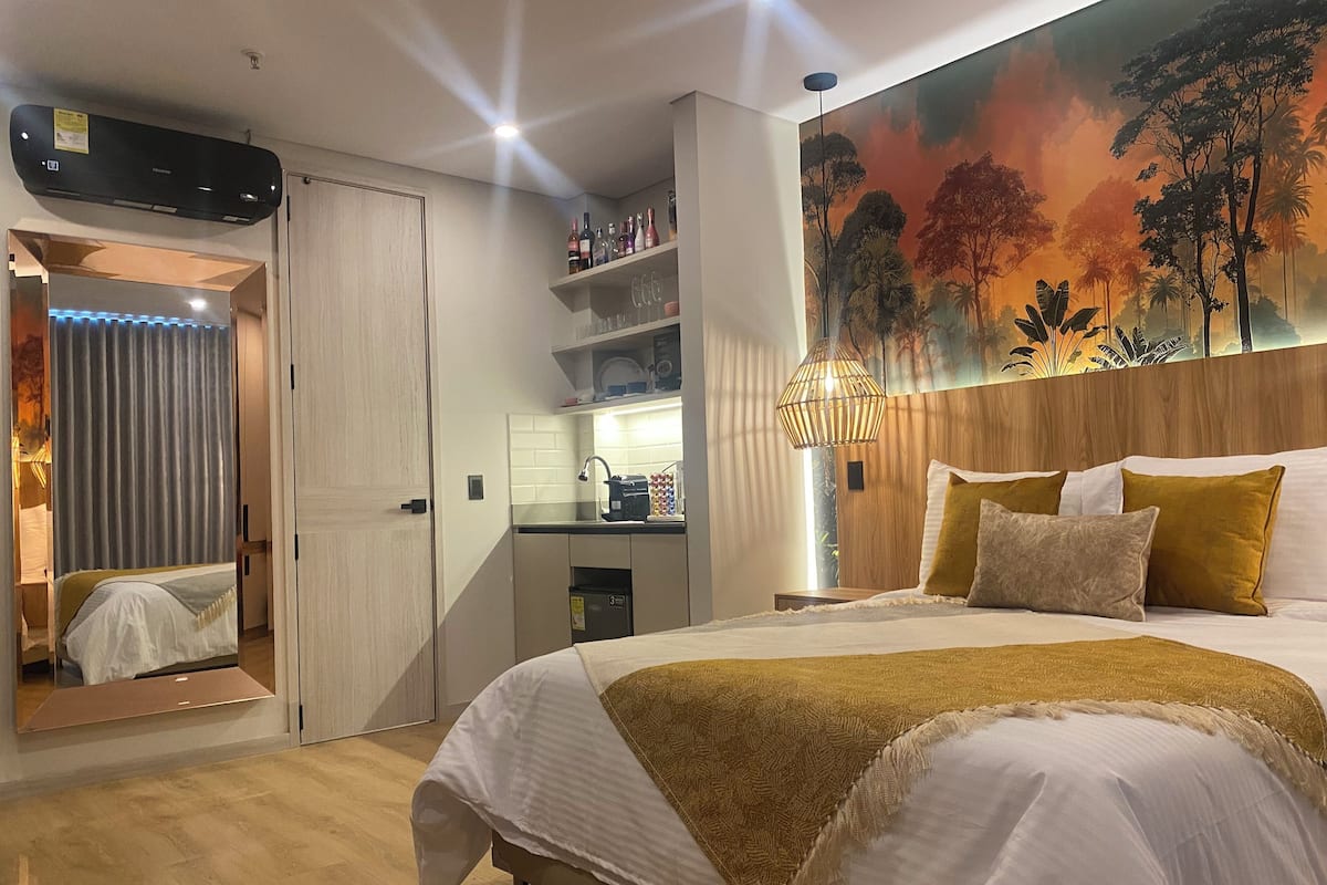 Bàn, khu vực làm việc phù hợp cho laptop, màn/rèm cản sáng