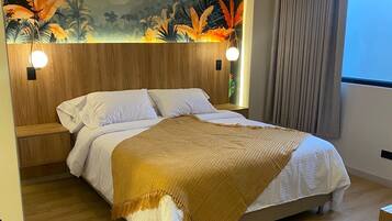 Meja kerja, ruang kerja ramah laptop, dan tirai kedap cahaya