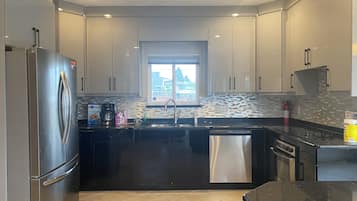 Geladeira, micro-ondas, fogão, cooktop