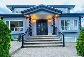 تفاصيل الفندق من الخارج