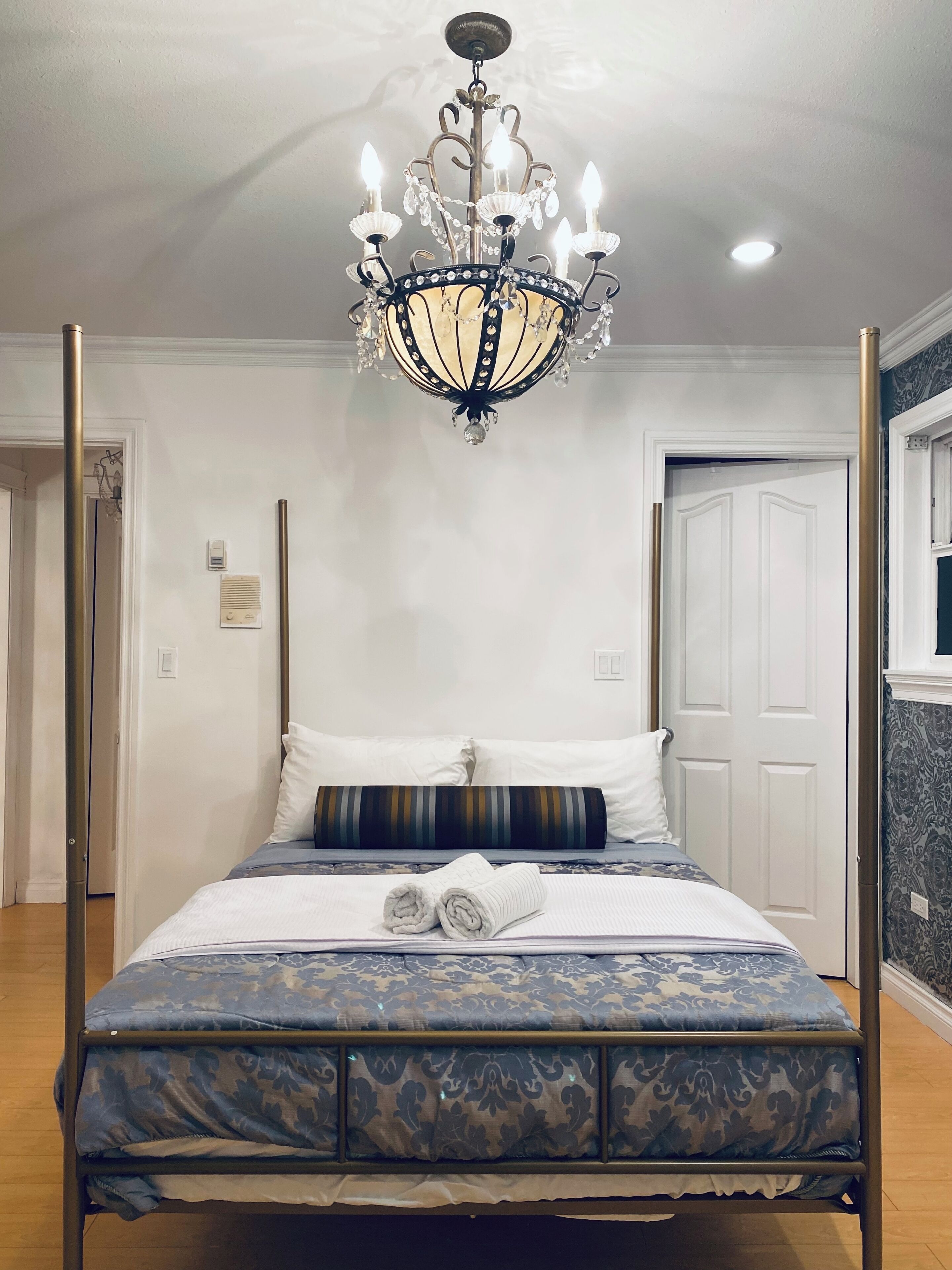 9 quartos, ferros/tábuas de passar roupa, berço de viagem